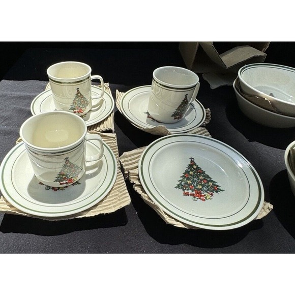 EHI YULETIDE China 16 Piece Set 4 Piece Place Setting Missing 1 Cup Original Box - Picture 6 of 12